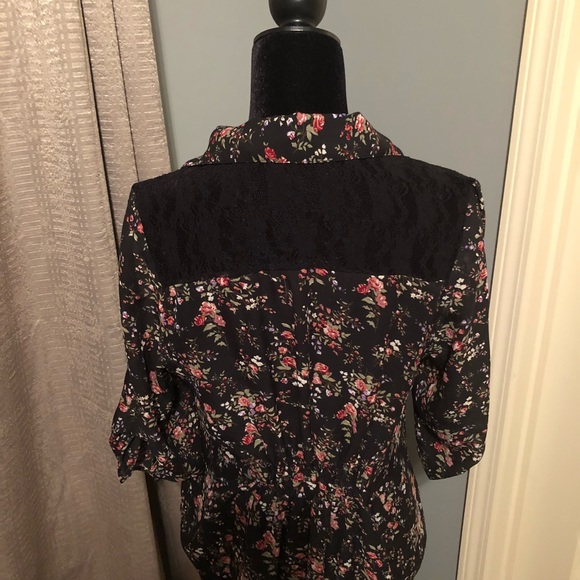 Knotted Floral Button Up with Lace - Picture 4 of 5